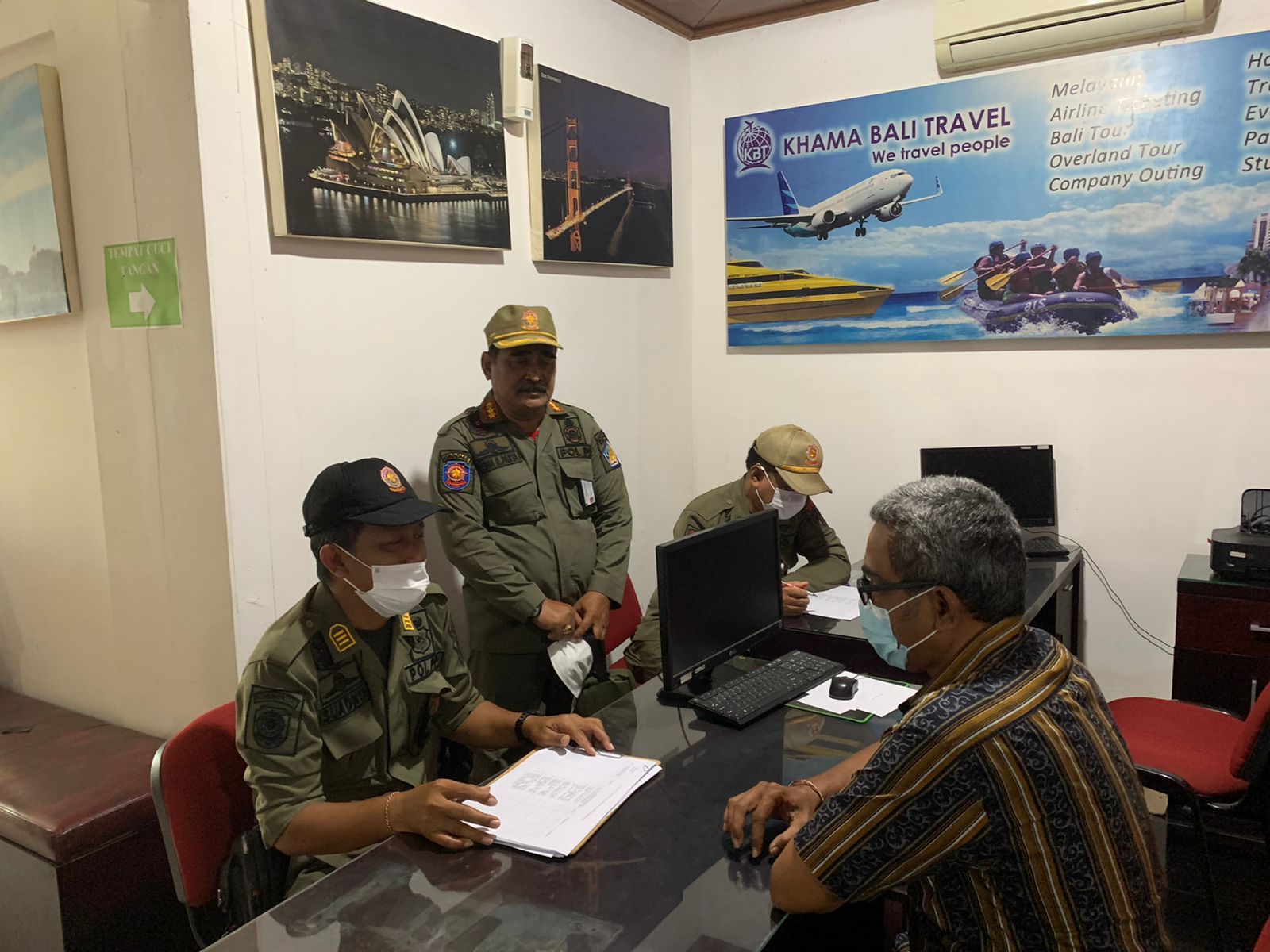 podiumnews.com-Masih Ada Tempat Usaha Tak Gunakan Busana Adat Bali, Pol PP Beri Pembinaan